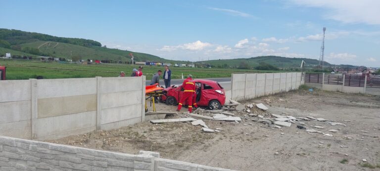 FOTO: Impact violent pe DN1: o femeie a ajuns la spital după ce a intrat cu mașina într-un gard