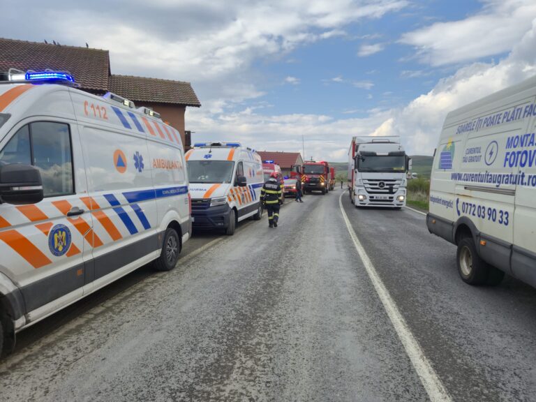 FOTO/ULTIMA ORĂ: 6 persoane implicate într-un accident la Boița. Un copil a ajuns la spital