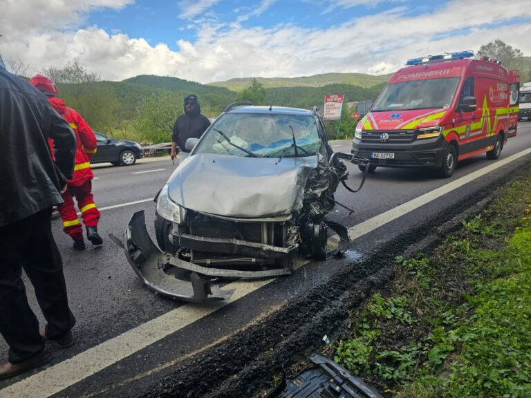 FOTO/ULTIMA ORĂ: Accident pe Valea Oltului. Impact între două autoturisme și un autotren