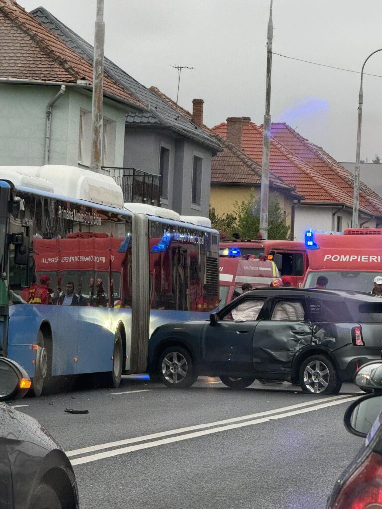 FOTO/ULTIMA ORĂ: Accident între un autobuz și un autoturism în Sibiu. 3 persoane au fost evaluate medical