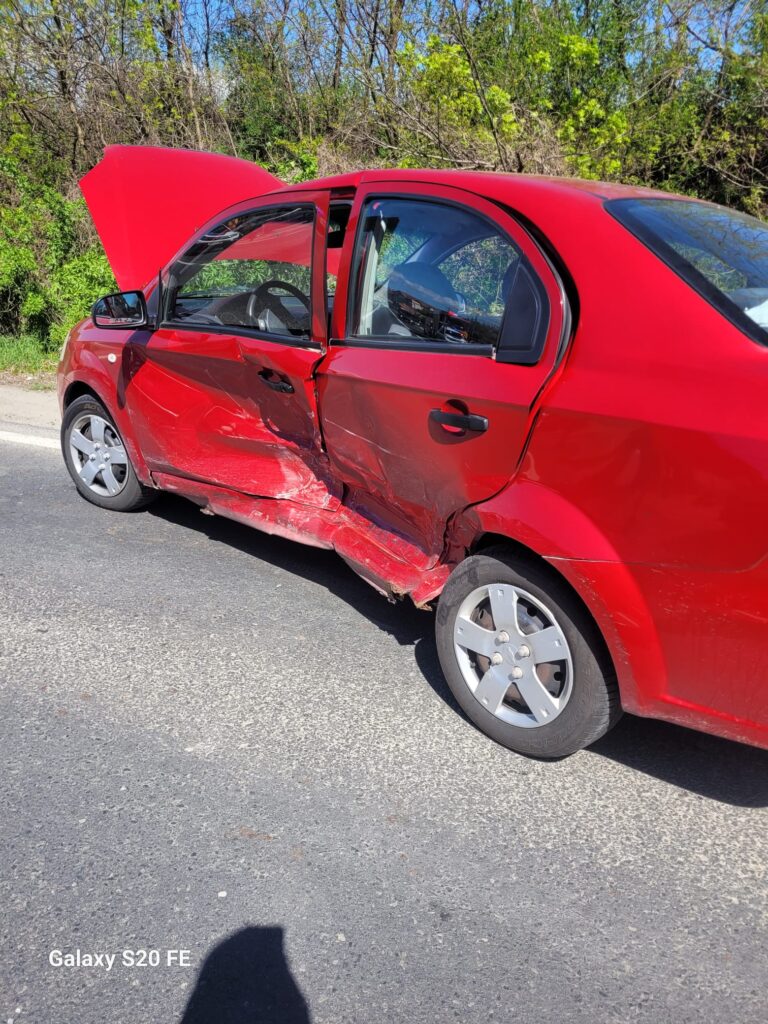 FOTO/ULTIMA ORĂ: 4 persoane implicate într-un accident în Tălmaciu