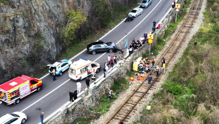 FOTO/VIDEO – Accident DEVASTATOR pe Valea Oltului. Un sibian este implicat în eveniment/UPDATE: O tânără de 23 de ani, însărcinată, a murit la spital