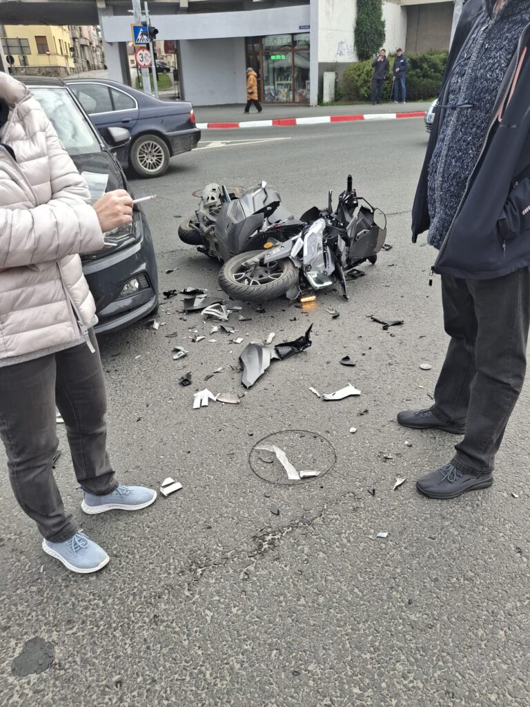 FOTO/ULTIMA ORĂ: Accident în Sibiu: motociclist rănit după un impact violent într-o intersecție aglomerată