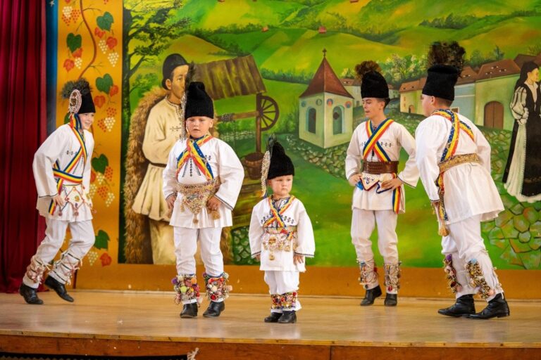 FOTO – Drumul spre lumină: Florii trăite cu sufletul, între dealuri și tradiții vii la Rășinari