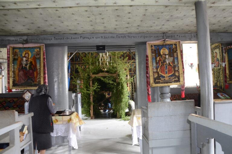 FOTO – Vinerea care unește oameni, lacrimi și lumină. „Casa Domnului” din Galeș