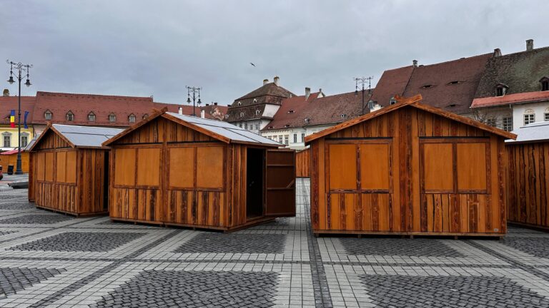FOTO: Sibiul își modernizează târgurile: 10 căsuțe premium aduse din Germania schimbă totul