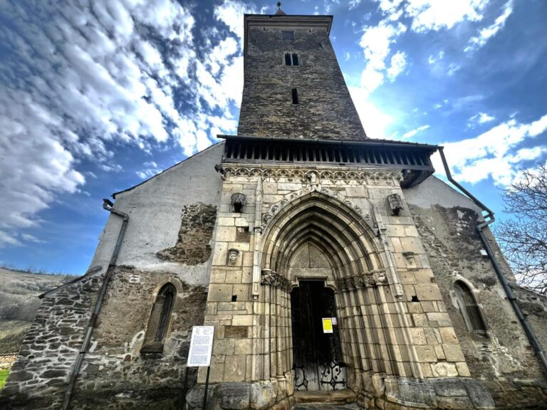 FOTO – Clopotul care anunță soarele și mesajele care nu se pierd: viața de altădată din Curciu