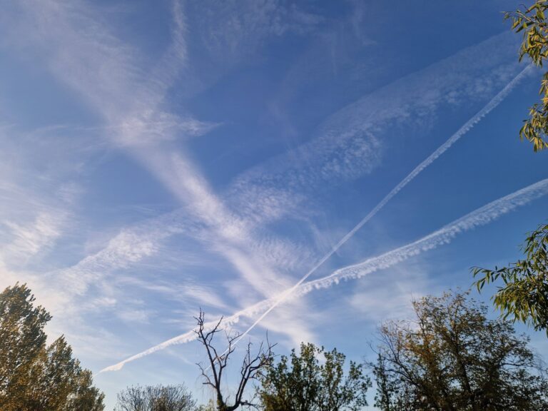 FOTO: Apocalipsa prostiei cu dâre. Avioanele fac iar „pulverizări toxice”