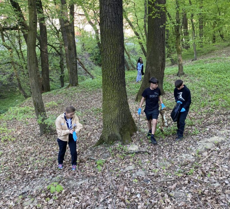 FOTO – Copiii care strâng după nepăsarea adulților: lecția tăcută din pădurea Greweln