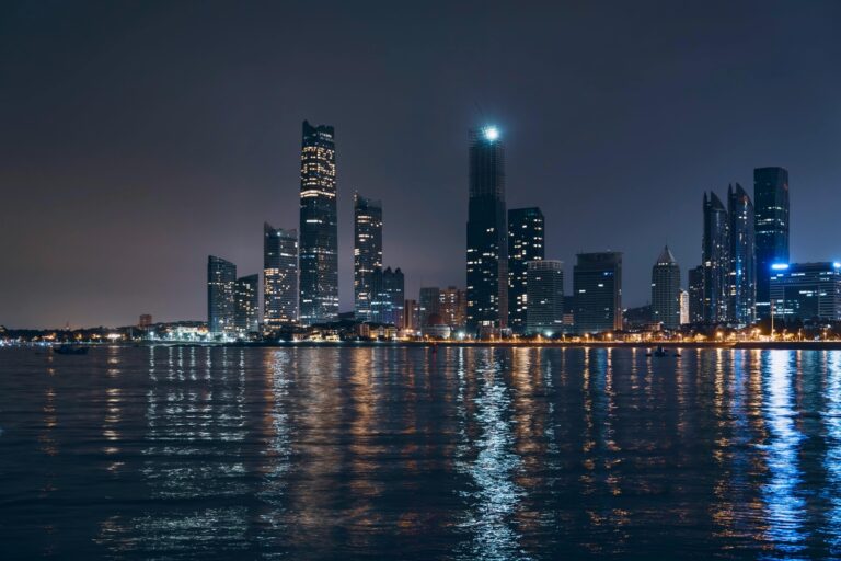 Iran atacă Emiratele Arabe Unite cu drone și rachete: apărarea aeriană, activată de urgență