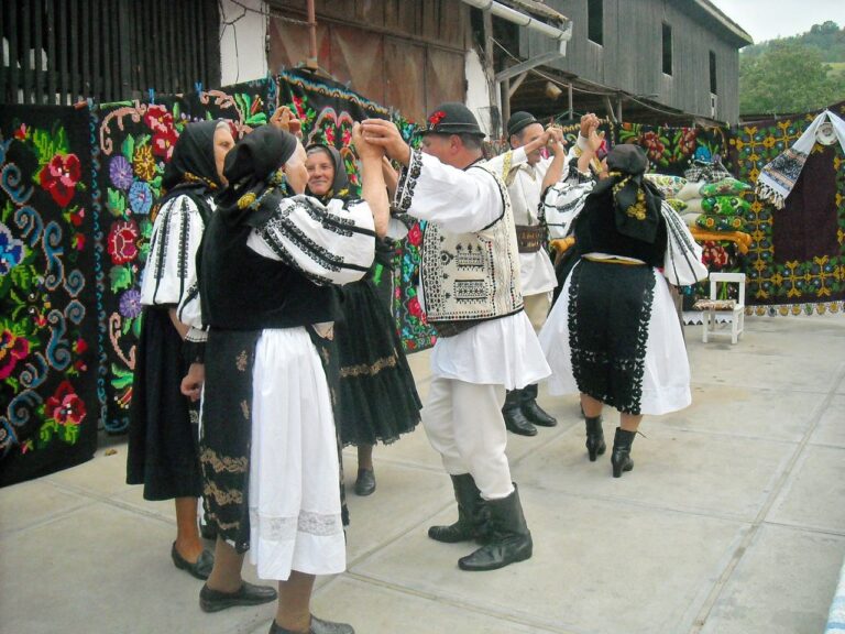 FOTO: Florile care ne-au ținut sufletul viu: povești uitate din satele Sibiului