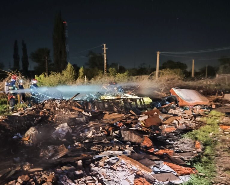 FOTO – Incendiu provocat intenționat la Cisnădie: 5 tone de deșeuri, mistuite de flăcări în miez de noapte