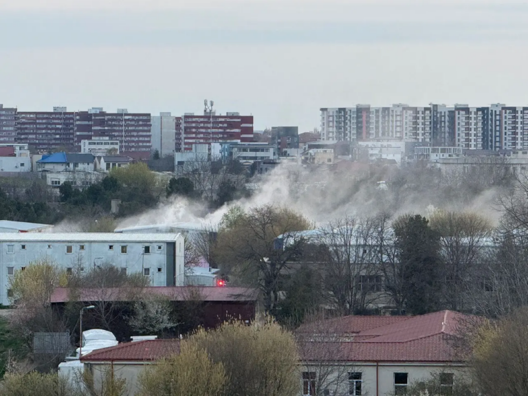 VIDEO/FOTO: Incendiu DEVASTATOR la un bloc de locuințe sociale. 9 persoane au fost transportate la spital