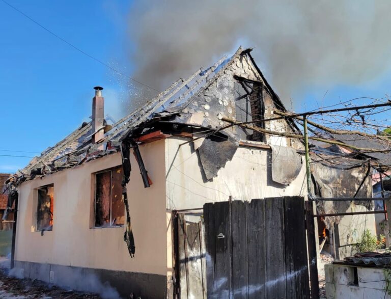 FOTO/ULTIMA ORĂ: DEZASTRU după un incendiu în Moșna. Casă distrusă în totalitate