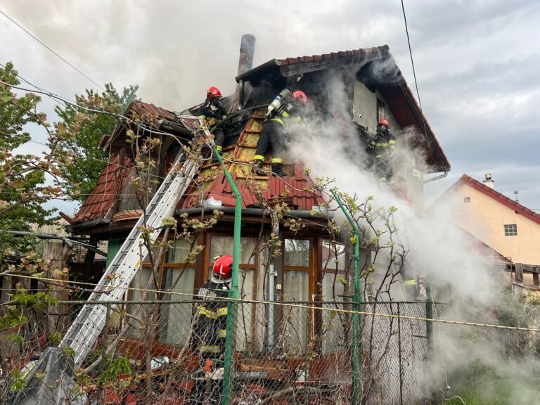 FOTO/VIDEO/ULTIMA ORĂ: Un incendiu a produs pagube mari în Sibiu. Un bărbat a fost transportat la spital