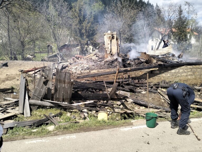 FOTO – Unde mai e „acasă”? Satul în care 32 de familii au rămas pe drumuri din cauza focului