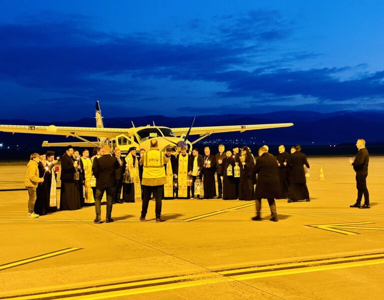 FOTO: Flacăra care ne aduce mai aproape unii de alții. Lumina Sfântă a ajuns la Sibiu
