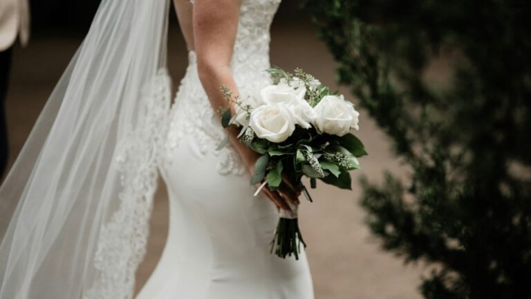 Vâlcean păcălit cu 13.000 de euro pentru o falsă căsătorie. „Mireasa” era un „mires” de 25 de ani