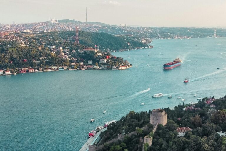 Strâmtoarea Ormuz se închide din nou: Iranul impune control strict după tensiunile cu SUA