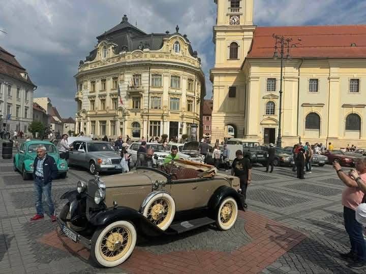 Spectacol rar în Sibiu: automobile de epocă, direct din istorie, expuse în centrul orașului