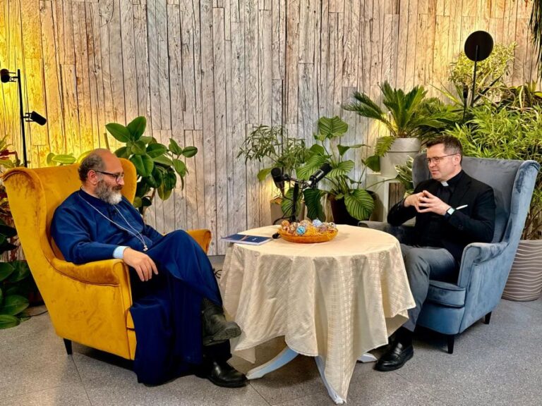 Podcast Pr. Constantin Necula – „Dincolo de vorbe” și primul invitat special: Cine ne mai scoate din mormântul fricilor noastre?