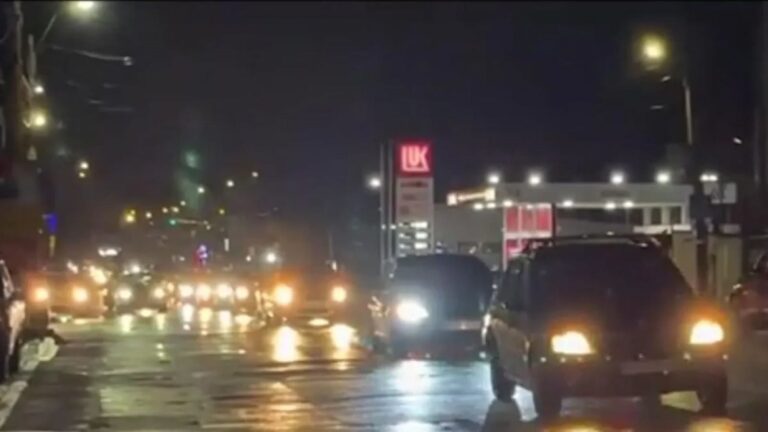VIDEO: Protest exploziv pe șosele: înnebuniți de prețurile carburanților, șoferii au paralizat un oraș cu „viteza melcului”