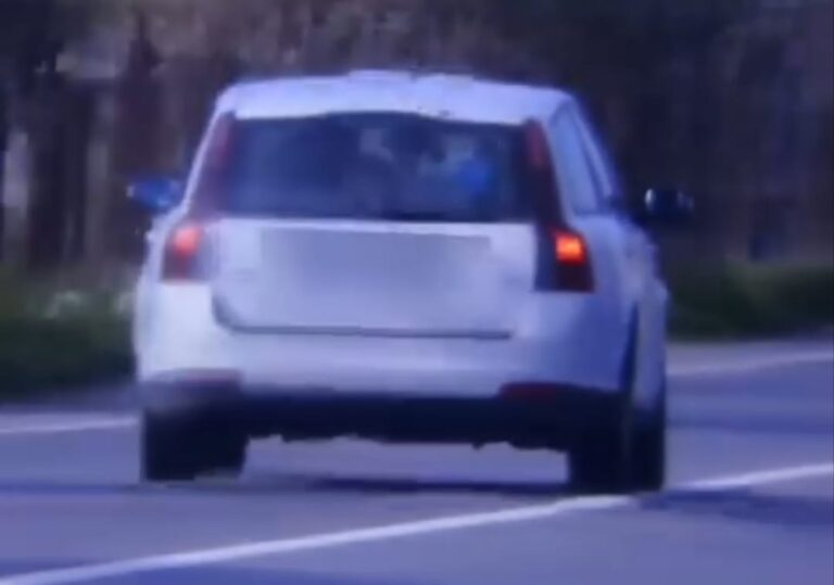 VIDEO/FOTO – Dincolo de orice limită: copii transportați ca bagaje într-o mașină condusă de un șofer băut