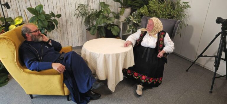 VIDEO. Tanti Lenuța de la Chinteni, în dialog cu Pr. Constantin Necula. Ce veți descoperi „Dincolo de vorbe…”