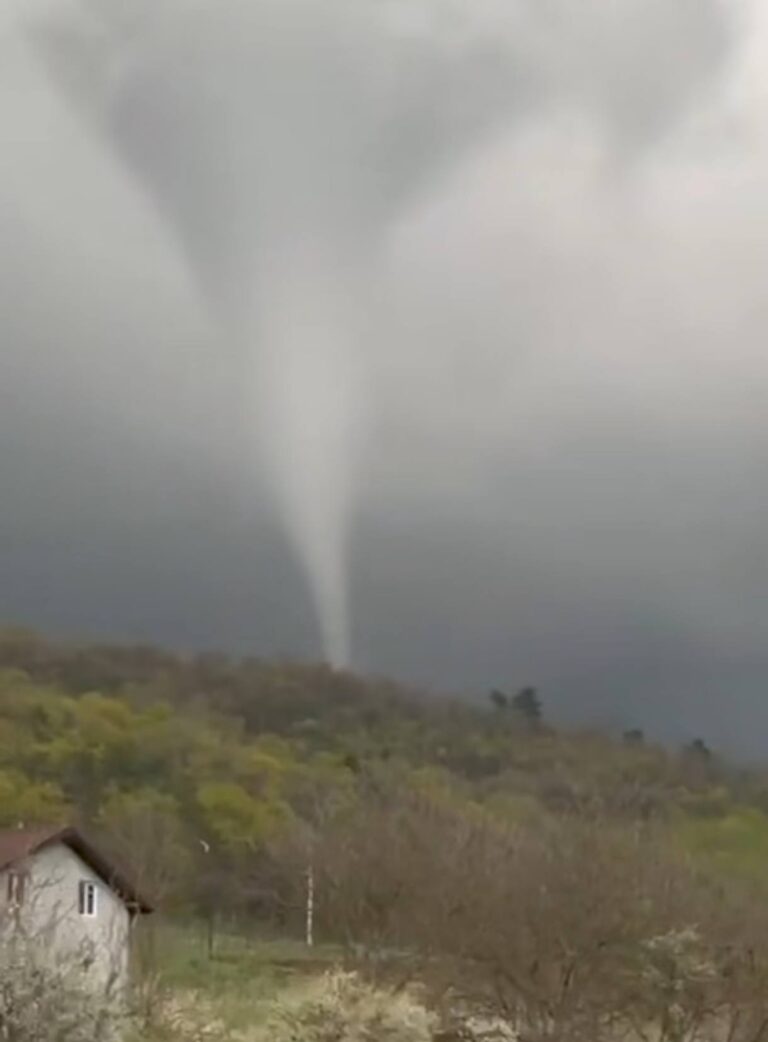 FOTO: A fost sau nu o tornadă? Imagini surprinse luni în România