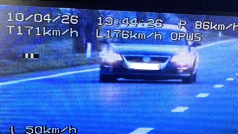 Când desertul devine urgență națională: Șoferiță prinsă cu 176 km/h „ca să nu se ardă cozonacii”