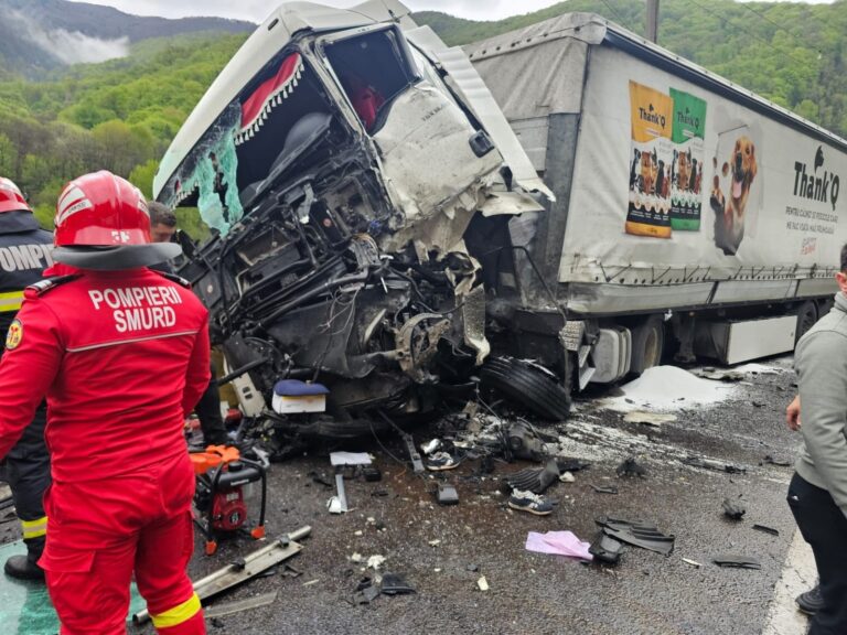 FOTO: Impact GROAZNIC pe Valea Oltului. O persoană este încarcerată