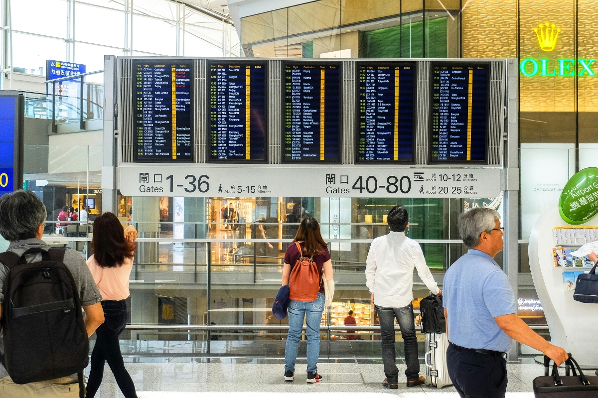 Haos în aeroporturile UE după lansarea sistemului EES: companiile aeriene cer suspendarea până la finalul verii