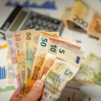 SMâine intră în vigoare taxa de 3 euro pentru coletele din afara UE sub 150 de euro. Ce se schimbă pentru comenzile de pe Temu și SHEIN din 2026