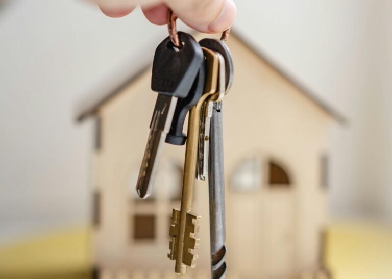 Schimbări majore pentru românii cu datorii: insolvența personală se simplifică, iar locuința nu va mai putea fi executată silit