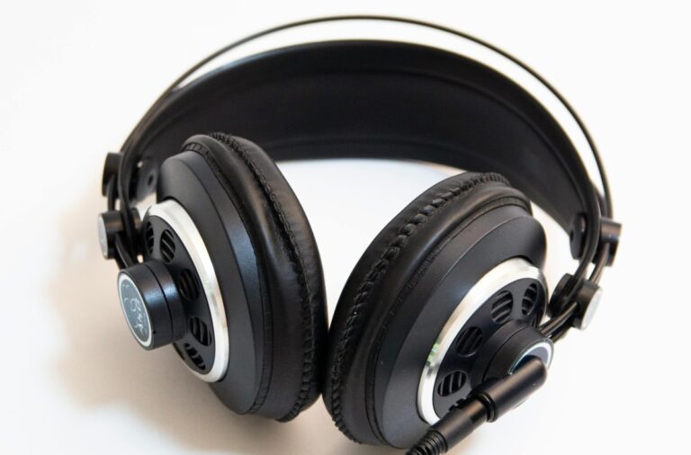 Căști care „citesc gândurile”: tehnologia care interpretează semnalele creierului ajunge pe piață