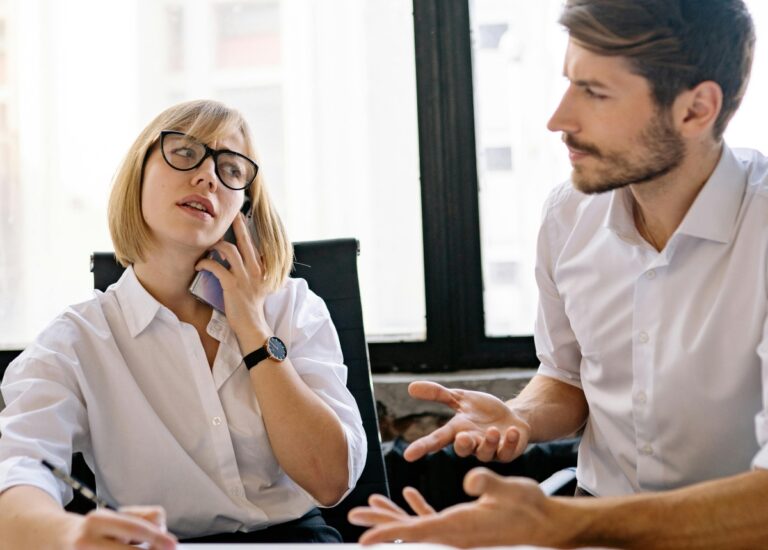 Cum influențează inteligența artificială relațiile personale și profesionale: riscuri, beneficii și pierderea autenticității