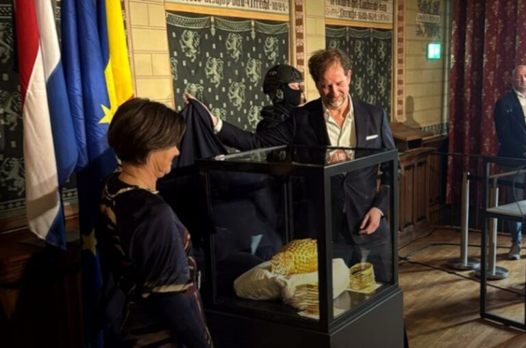 Coiful de la Coțofenești și două brățări dacice, prezentate la conferința de presă a Muzeului Drents, după ce au fost recuperate