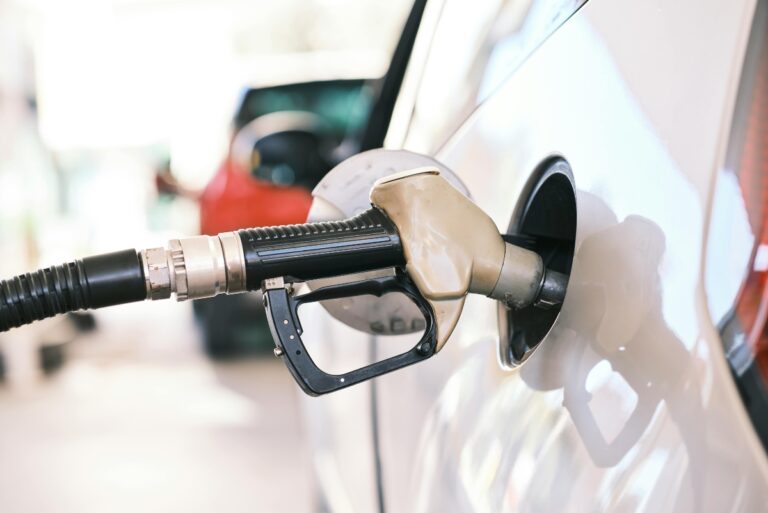 Scădere a consumului de carburanți în România: efectele scumpirilor și planul pentru redeschiderea rafinăriei Petrotel