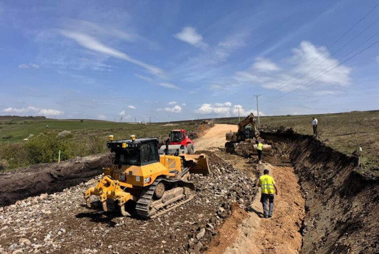 Lucrările de modernizare a drumului județean Apoldu de Jos - Ludoș - Gusu - Dealul Bogatului au depășit 20% stadiu de execuție