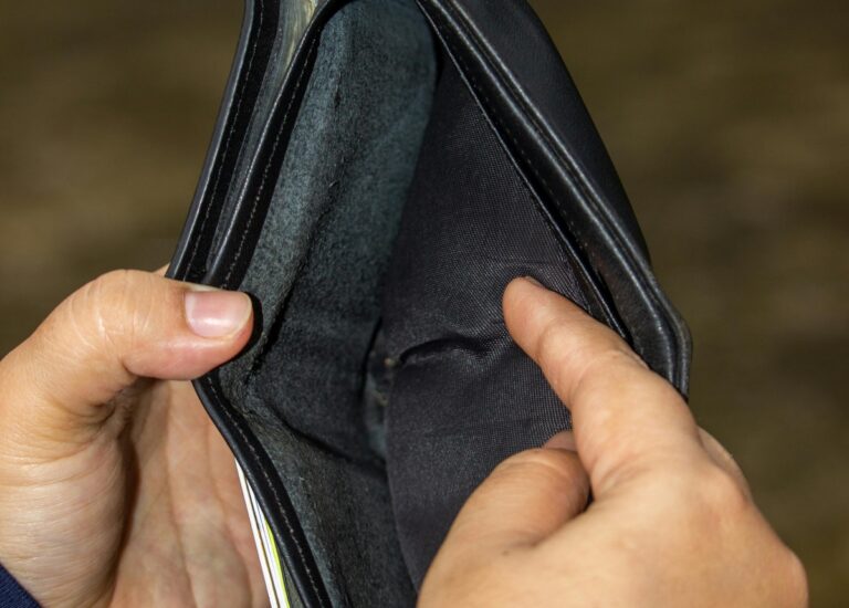 Scădere puternică a puterii de cumpărare în România: consumul intră pe minus, salariile și pensiile pierd teren în fața inflației