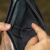 Faliment personal în România 2026: Guvernul Bolojan propune acces mai ușor la insolvența persoanelor fizice – prag redus la 10 salarii minime