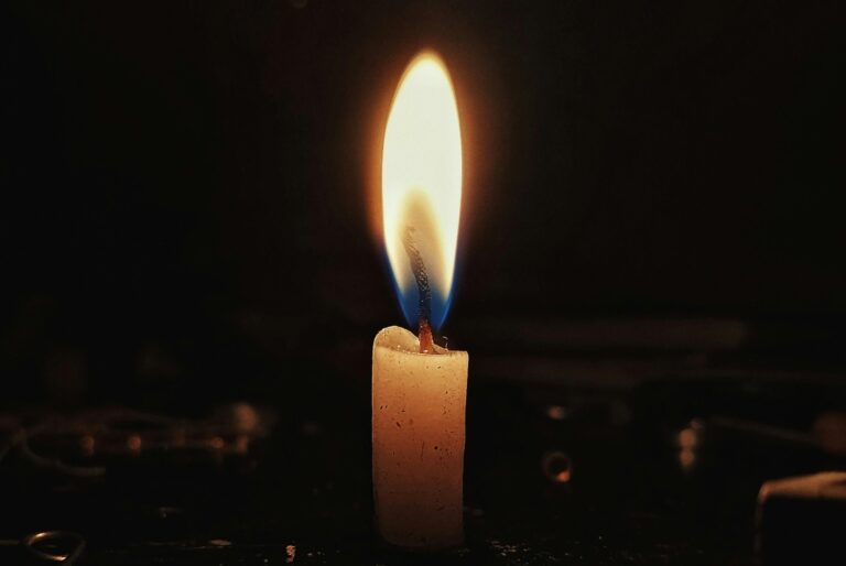 Lumina de Paște de la Ierusalim: Cum ajunge miraculos în bisericile din România