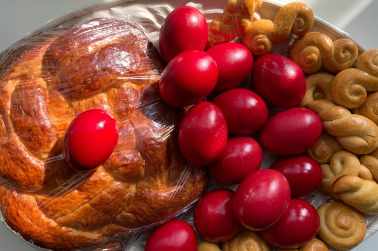 De ce se ciocnesc ouăle roșii de Paște: semnificații, tradiții românești și originea obiceiului