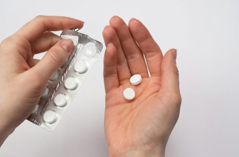 Paracetamol mai scump cu 30% și aspirină doar cu rețetă, în Anglia: războiul din Iran afectează medicamentele și lanțurile de aprovizionare