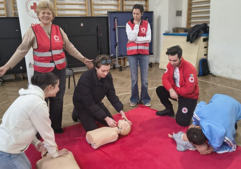 Școala de Empatie, la Sibiu: program gratuit de formare, pentru voluntarii Crucii Roșii Române