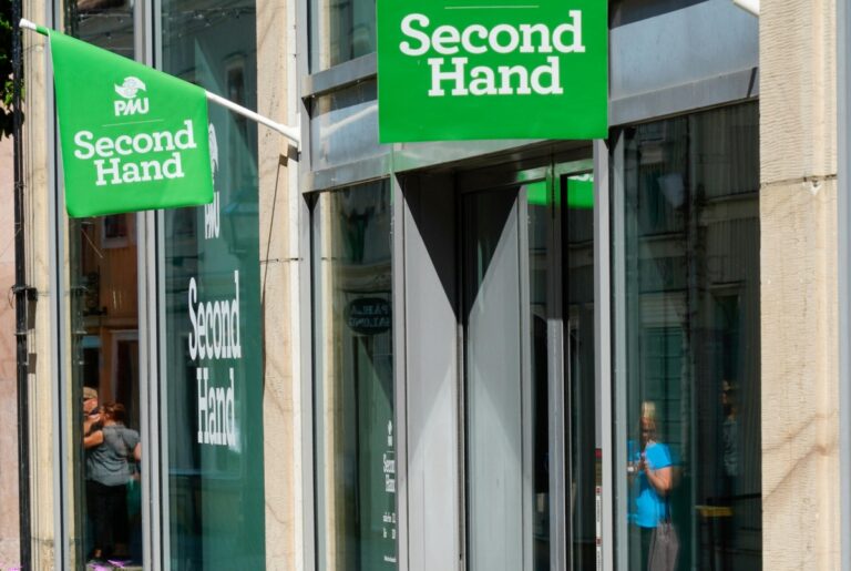 Amenințare pentru magazinele second-hand: proiectul de OUG al Ministerului Mediului poate bloca industria reutilizării textilelor