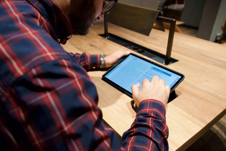 Piața globală de tablete a crescut cu aproape 10% în 2025: Apple devine lider detașat, iar acum are și un nou șef, în persoana lui John Ternus