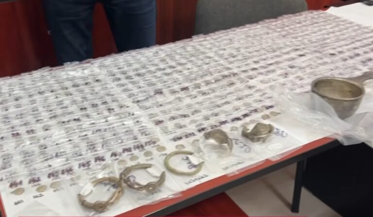 Tezaur dacic și roman, descoperit la Darabani, de Paște: brățări din argint și aproape 600 de monede imperiale