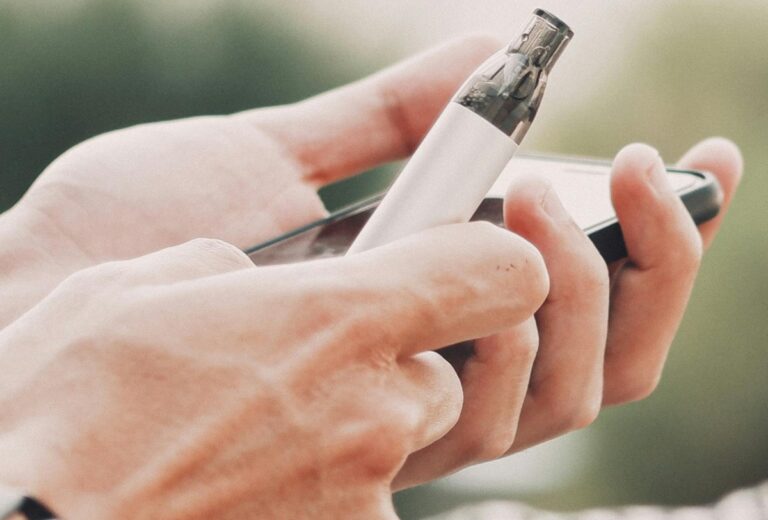 Țigările electronice și vape-urile, interzise în spațiile publice închise - proiect de lege inițiat de senatoarea USR Ruxandra Cibu-Deaconu