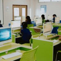Roxana Mînzatu: România și statele UE trebuie să prioritizeze pregătirea profesorilor pentru AI la clasă